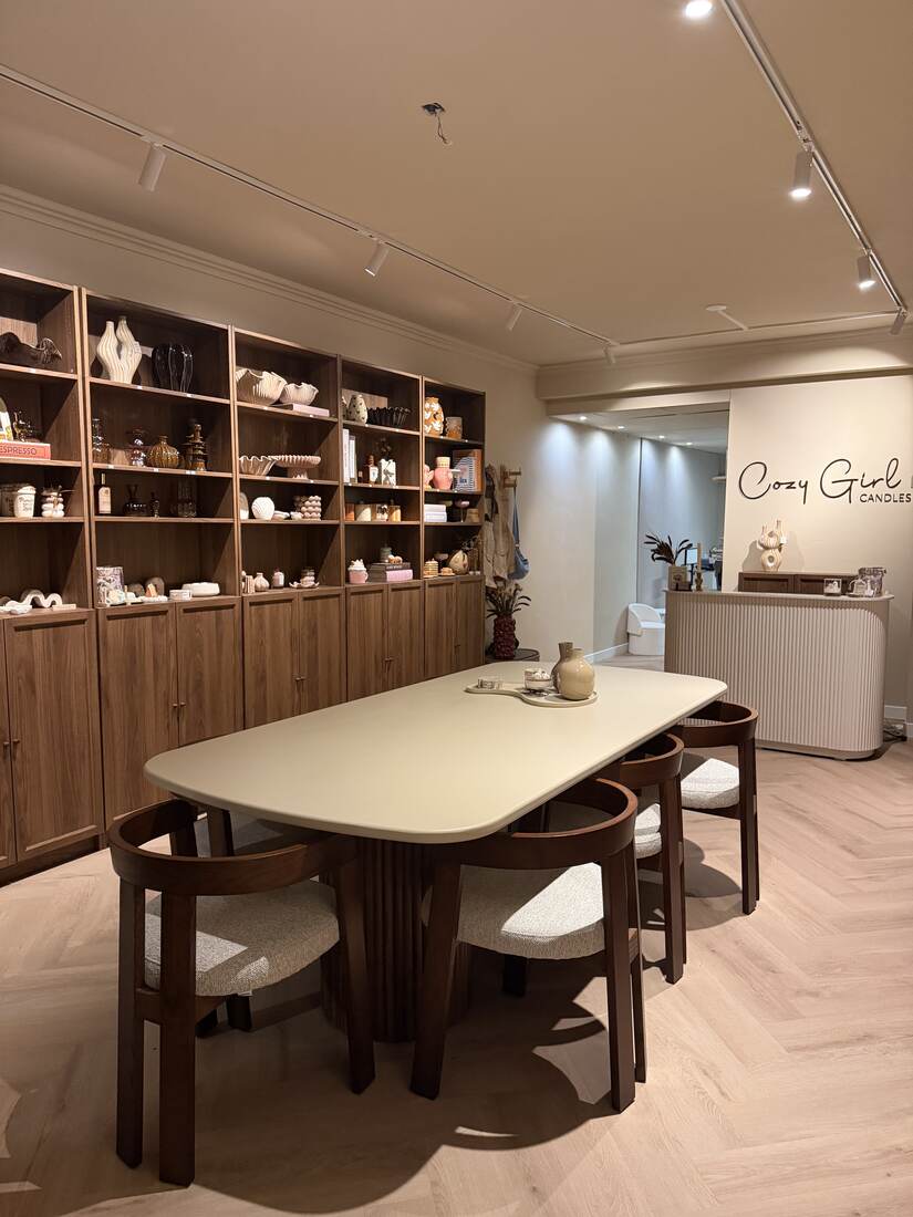Het Cozy Girl Atelier met de werktafel en kaarsenkasten